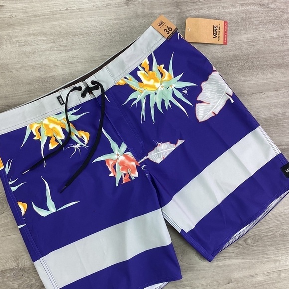 🔹VANS ERA BOARD SHORTS - Picture 2 of 11